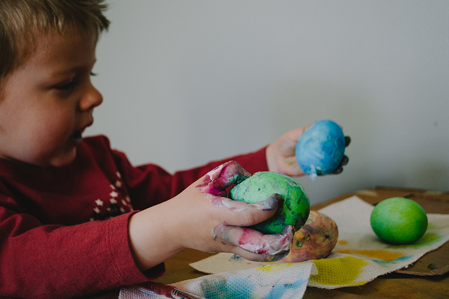 toddler dyeing eggs